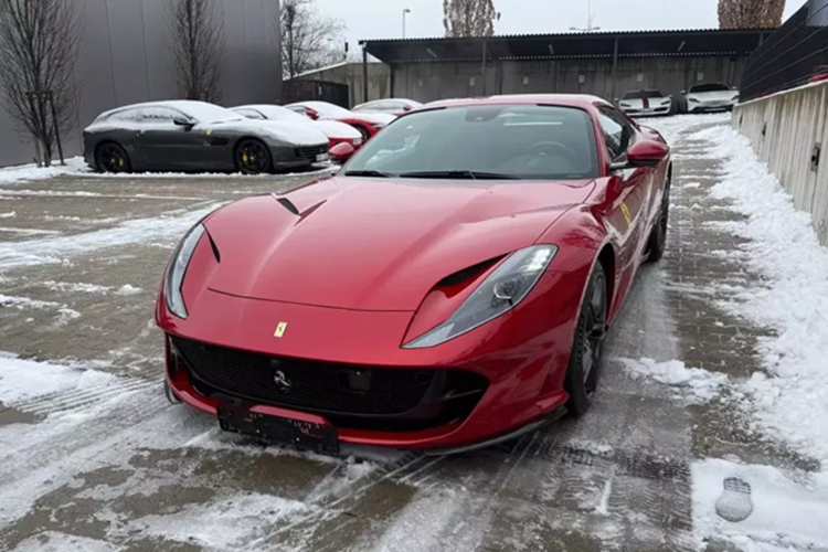 Ferrari 812 GTS mui tran tien ty tren duong ve tay dai gia Viet?