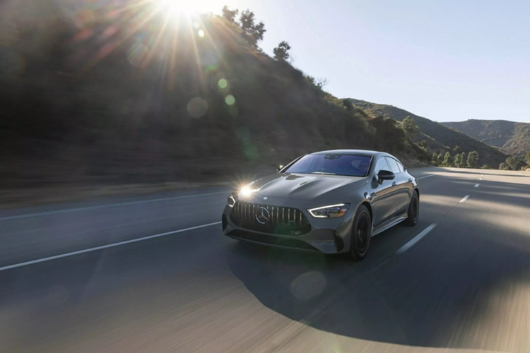 "Soi" sedan hiệu suất cao Mercedes-AMG GT 63 S E Performance 2025 - Hình 3