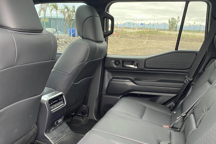 Toyota Land Cruiser Prado 2024 chạy 2.000km rao bán gần 3,9 tỷ - Hình 5 Toyota Land Cruiser Prado 2024 chay 2.000km rao ban gan 3,9 ty-Hinh-5