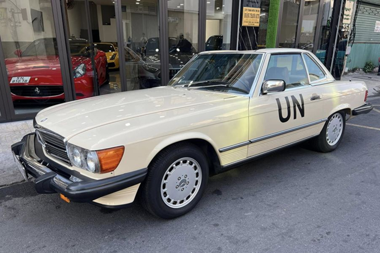 Mercedes-Benz 380 SL hang doc cua 