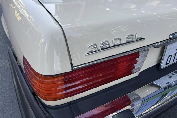 Mercedes-Benz 380 SL hang doc cua 