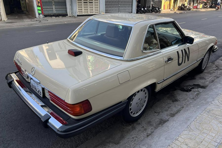 Mercedes-Benz 380 SL hang doc cua 