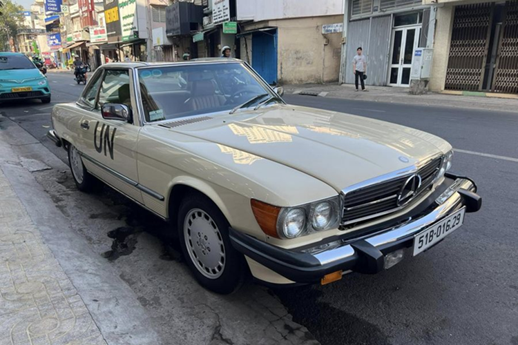 Mercedes-Benz 380 SL hang doc cua 