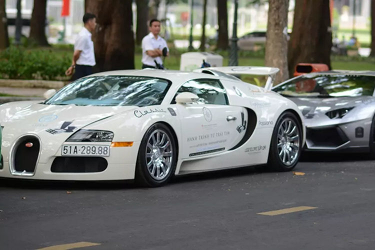 Bugatti Veyron gan 50 ty da co mat tai Viet Nam tron 13 nam