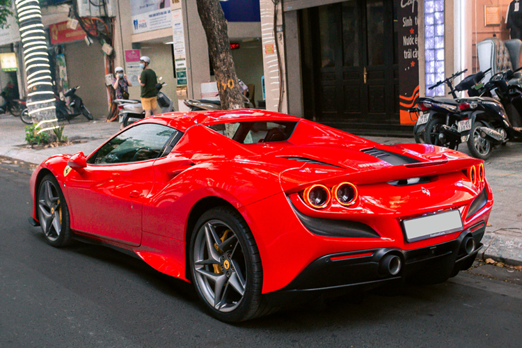 Ngam Ferrari F8 Spider bac ty cua hot girl toc do o Ha Noi-Hinh-7