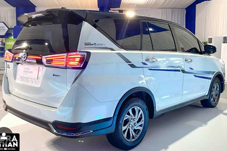 Can canh Toyota Innova chay dien xin so, co ca ghe thuong gia-Hinh-10