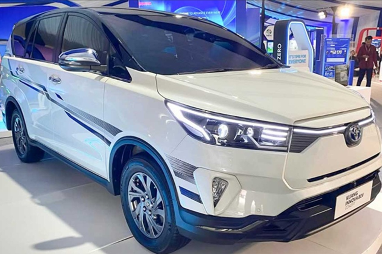 Can canh Toyota Innova chay dien xin so, co ca ghe thuong gia-Hinh-2