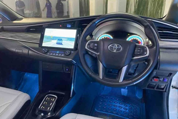 Can canh Toyota Innova chay dien xin so, co ca ghe thuong gia-Hinh-5