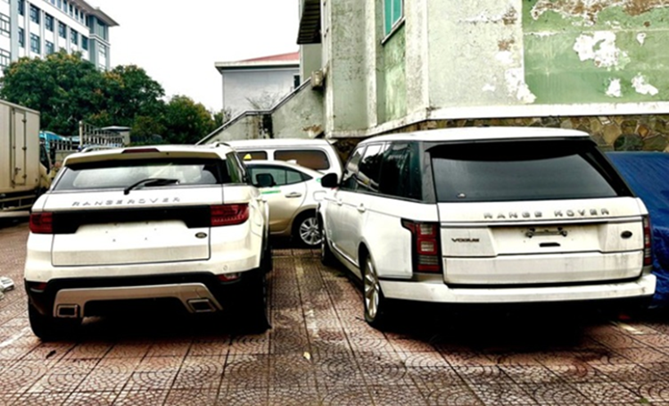 Lo xe Range Rover va Lexus bi tich thu chuan bi duoc dau gia