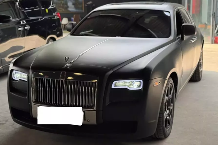 “Nu hoang noi y” Ngoc Trinh ban Rolls-Royce Ghost sieu sang bac ty