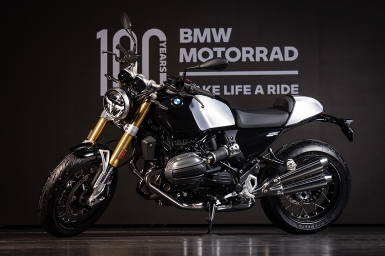 BMW R12 nineT gan 700 trieu tai Viet Nam, dat hon Toyota Yaris Cross