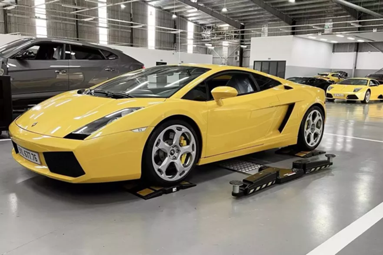 “Nuoi bo gia” Lamborghini Gallardo gan 23 nam ton kem ra sao?