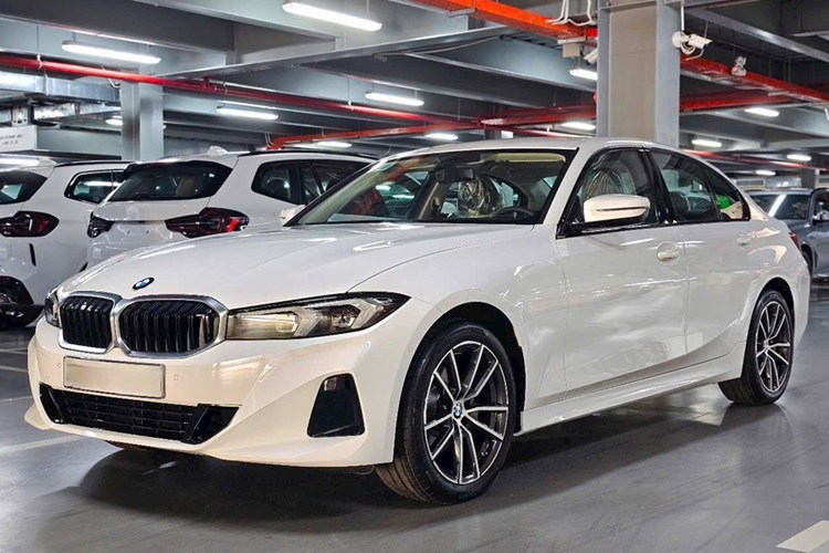 Chi tiết BMW 3 Series 2025 về Việt Nam, từ 1,549 tỷ đồng - Hình 7 Chi tiet BMW 3 Series 2025 ve Viet Nam, tu 1,549 ty dong-Hinh-7