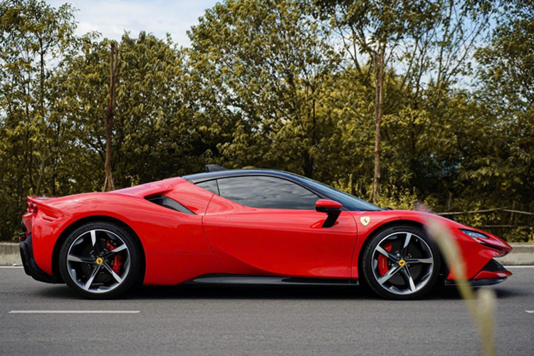 Ferrari SF90 Stradale tung cua chong cu Le Quyen tiep tuc rao ban-Hinh-6