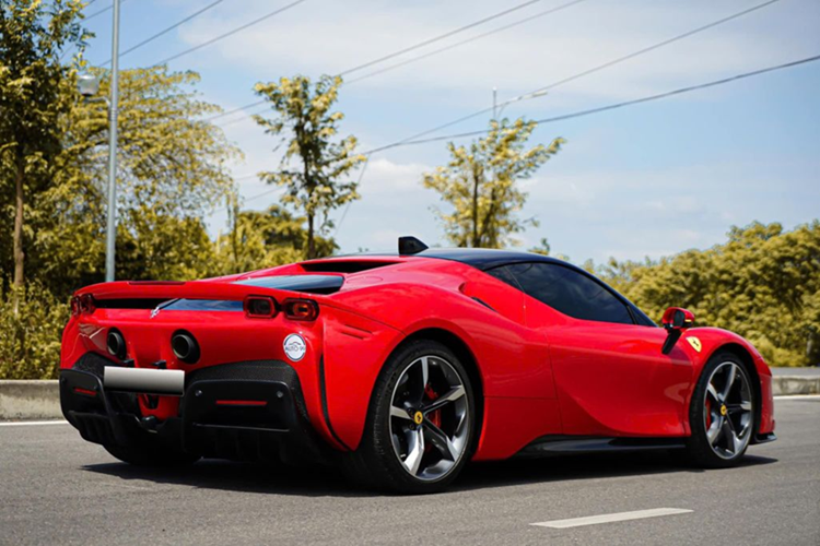 Ferrari SF90 Stradale tung cua chong cu Le Quyen tiep tuc rao ban-Hinh-7