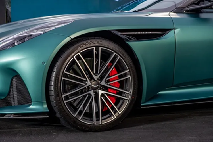 Nu dai gia Ha Noi tau Aston Martin DB12 gan 12 ty dong-Hinh-4