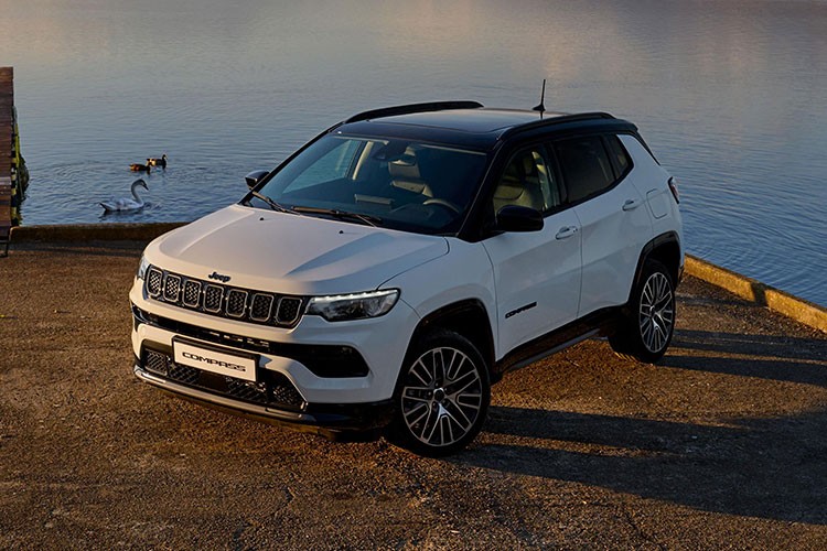 Jeep Compass 2026 lo dien, chung khung gam voi Peugeot 5008