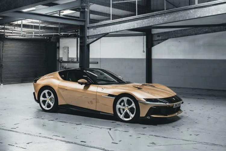 Ferrari 12Cilindri hon 11 ty mau sieu doc cua Youtuber Shmee150-Hinh-2