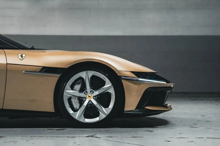 Ferrari 12Cilindri hon 11 ty mau sieu doc cua Youtuber Shmee150-Hinh-4