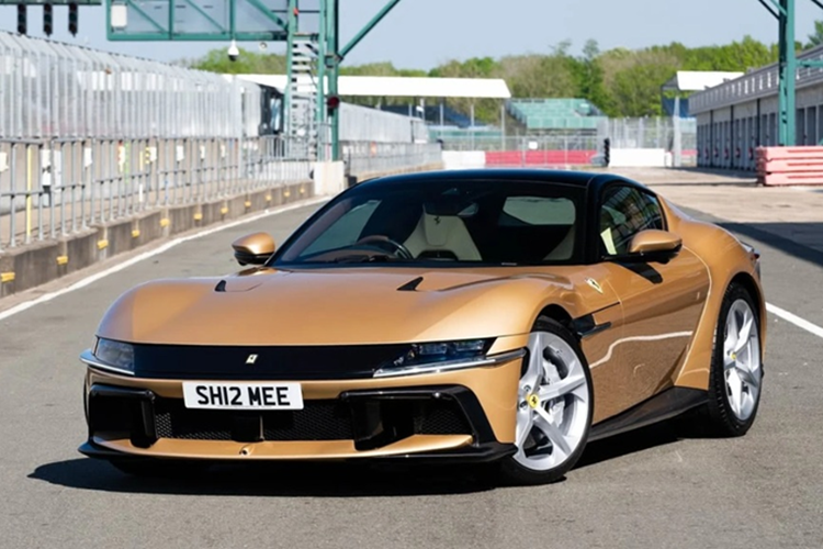 Ferrari 12Cilindri hon 11 ty mau sieu doc cua Youtuber Shmee150