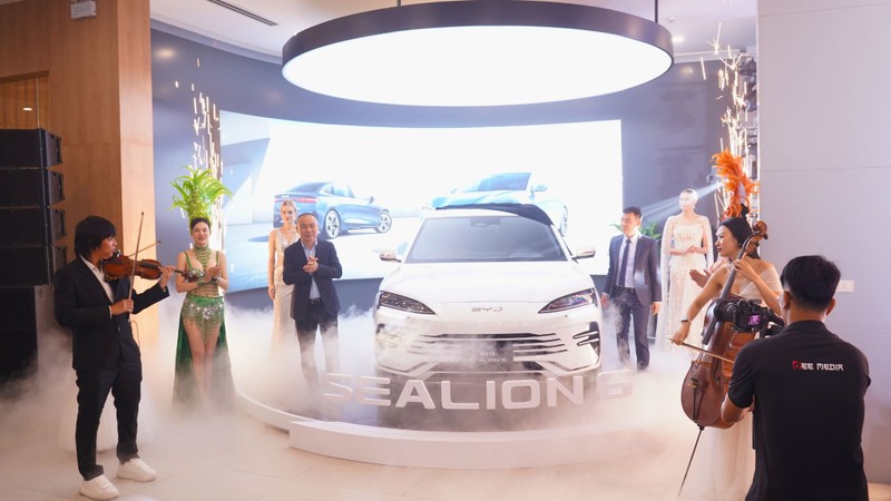 BYD Sealion 6 - SUV xăng lai điện đầu tiên ra mắt tại miền Bắc BYD Sealion 6 - SUV xang lai dien dau tien ra mat tai mien Bac
