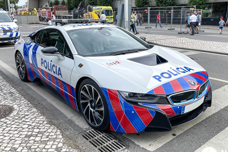 Tom gon sieu xe BMW i8 phien ban canh sat tai Bo Dao Nha-Hinh-2