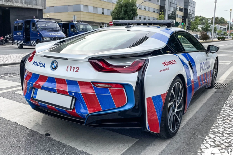 Tom gon sieu xe BMW i8 phien ban canh sat tai Bo Dao Nha-Hinh-3