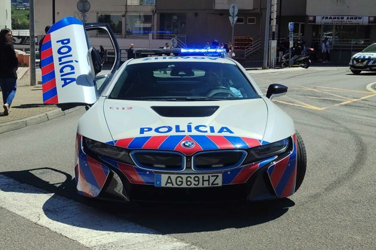 Tom gon sieu xe BMW i8 phien ban canh sat tai Bo Dao Nha-Hinh-4