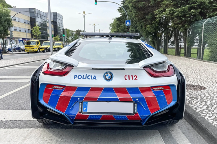 Tom gon sieu xe BMW i8 phien ban canh sat tai Bo Dao Nha-Hinh-5
