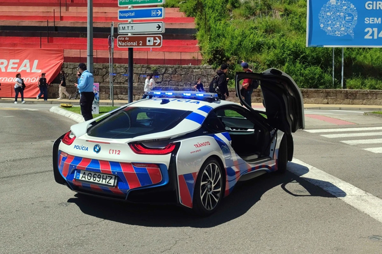 Tom gon sieu xe BMW i8 phien ban canh sat tai Bo Dao Nha-Hinh-6