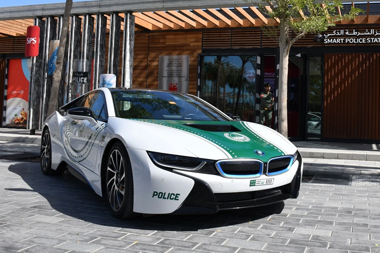Tom gon sieu xe BMW i8 phien ban canh sat tai Bo Dao Nha-Hinh-7
