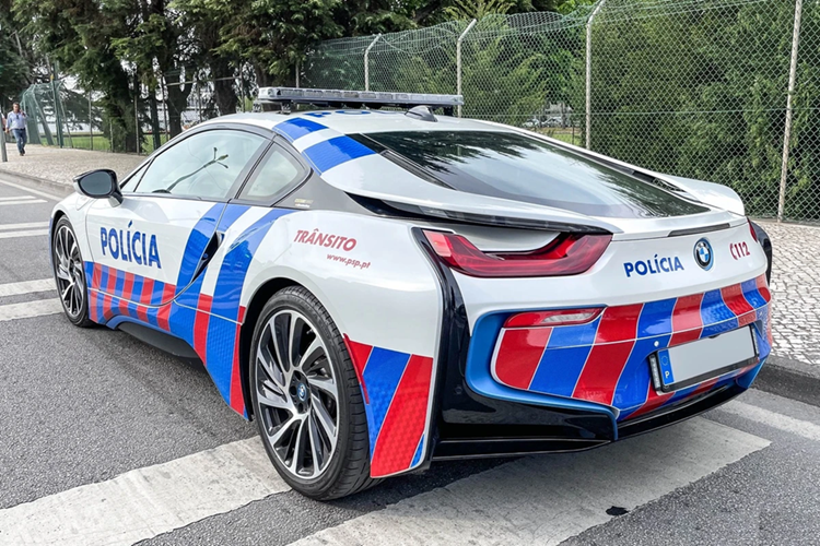 Tom gon sieu xe BMW i8 phien ban canh sat tai Bo Dao Nha-Hinh-8