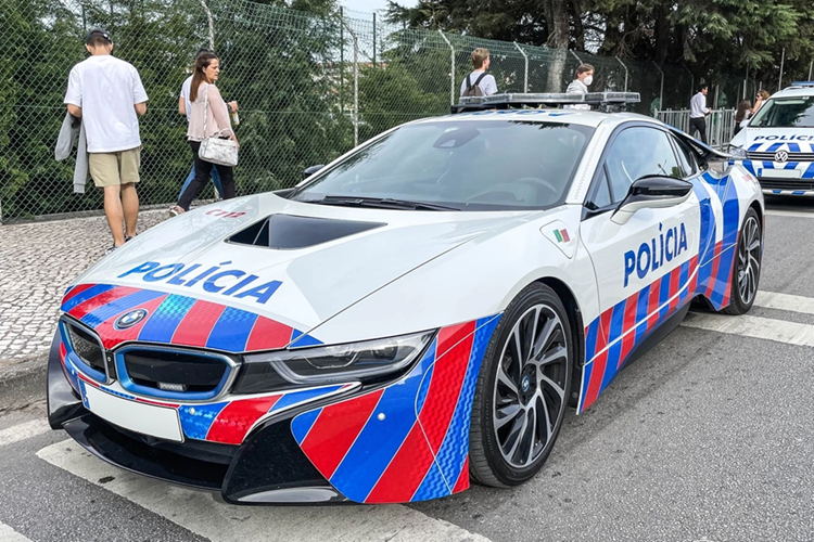 Tom gon sieu xe BMW i8 phien ban canh sat tai Bo Dao Nha