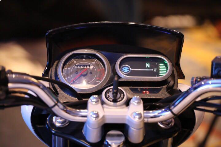 Xe moto con tay Bajaj V12 