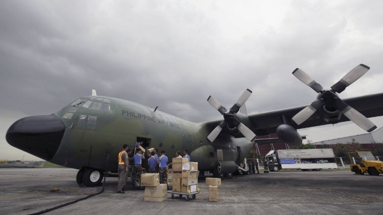 My vien tro 2 may bay van tai C-130 cho Philippines-Hinh-2