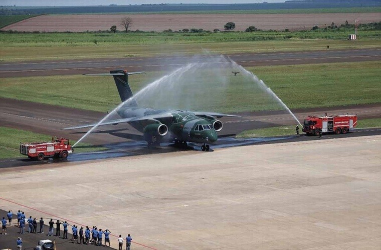 Khoanh khac may bay van tai KC-390 Brazil cat canh lan dau-Hinh-2