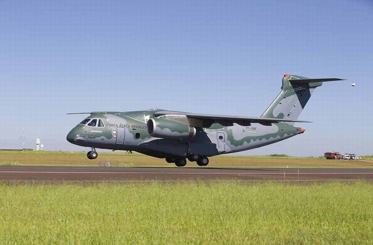Khoanh khac may bay van tai KC-390 Brazil cat canh lan dau-Hinh-3