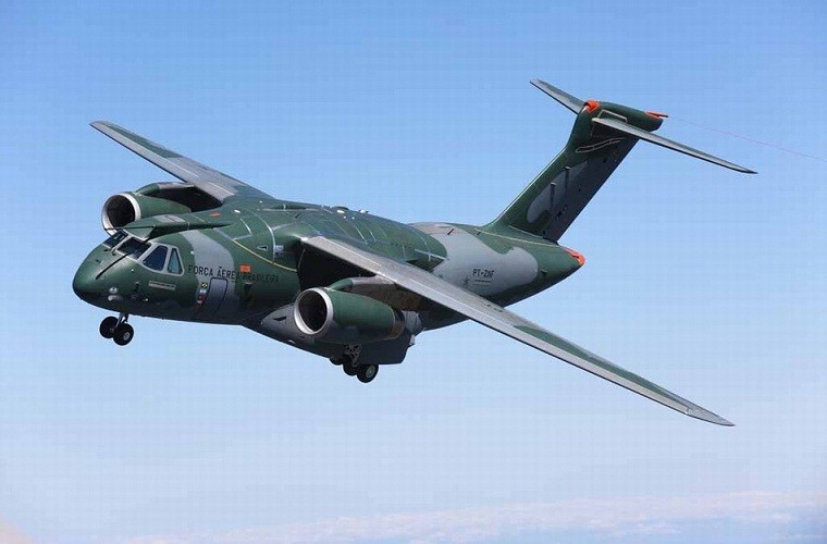 Khoanh khac may bay van tai KC-390 Brazil cat canh lan dau-Hinh-5