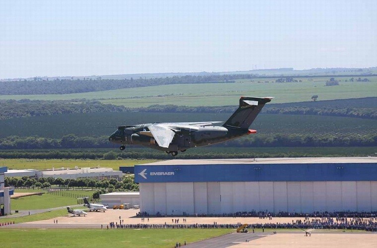 Khoanh khac may bay van tai KC-390 Brazil cat canh lan dau-Hinh-6