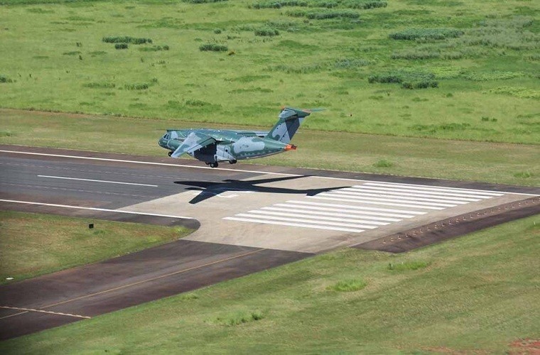 Khoanh khac may bay van tai KC-390 Brazil cat canh lan dau-Hinh-7