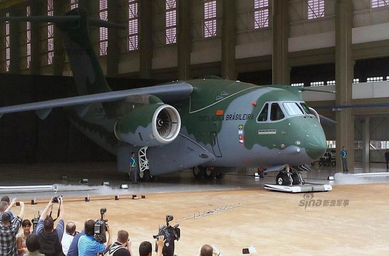Khoanh khac may bay van tai KC-390 Brazil cat canh lan dau-Hinh-8