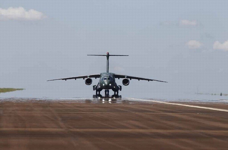 Khoanh khac may bay van tai KC-390 Brazil cat canh lan dau