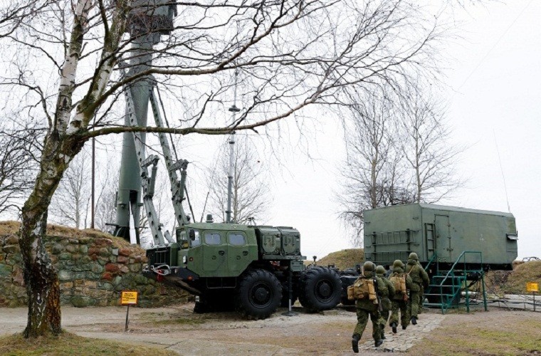 Ten lua S-300 Nga tap tran sat nach NATO-Hinh-9