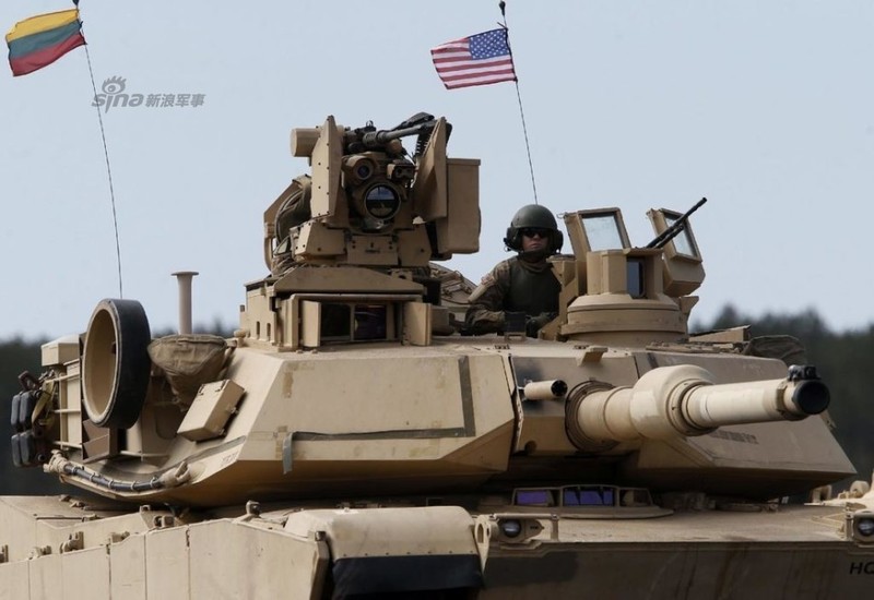 Xe tang M1A2 Abrams My na dan sat nach Nga