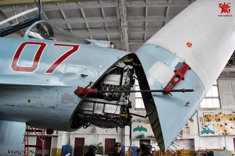 Kham pha ben trong mui tiem kich Su-27 cua Nga-Hinh-4
