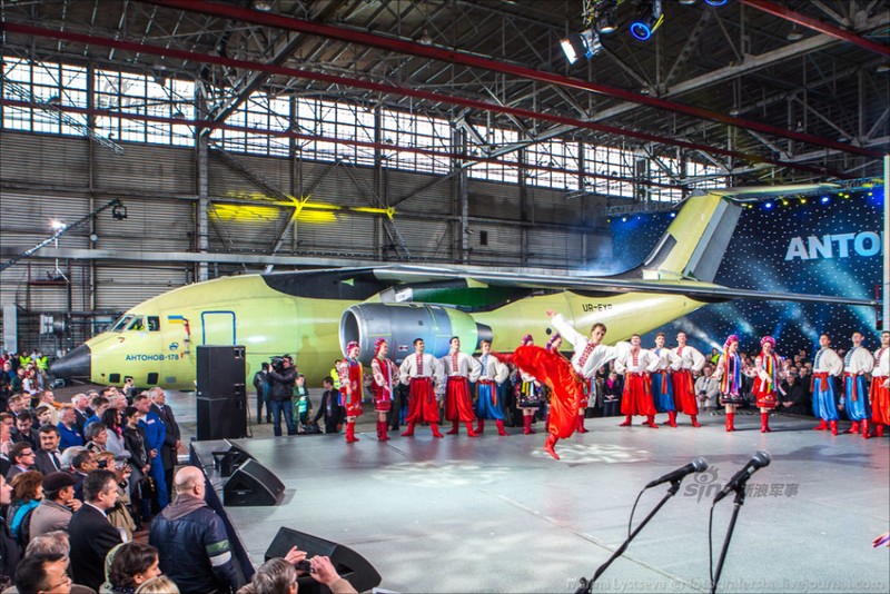 Toan canh ra mat may bay An-178 cua Khong quan Ukraine-Hinh-6