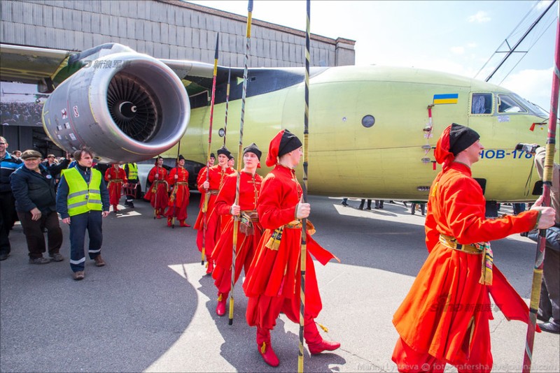 Toan canh ra mat may bay An-178 cua Khong quan Ukraine-Hinh-7