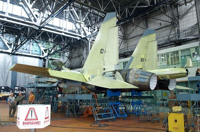 Nha may Irkutsk hoi ha lap rap tiem kich Su-30SM-Hinh-5