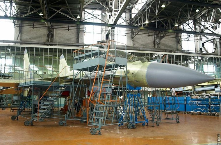 Nha may Irkutsk hoi ha lap rap tiem kich Su-30SM-Hinh-6