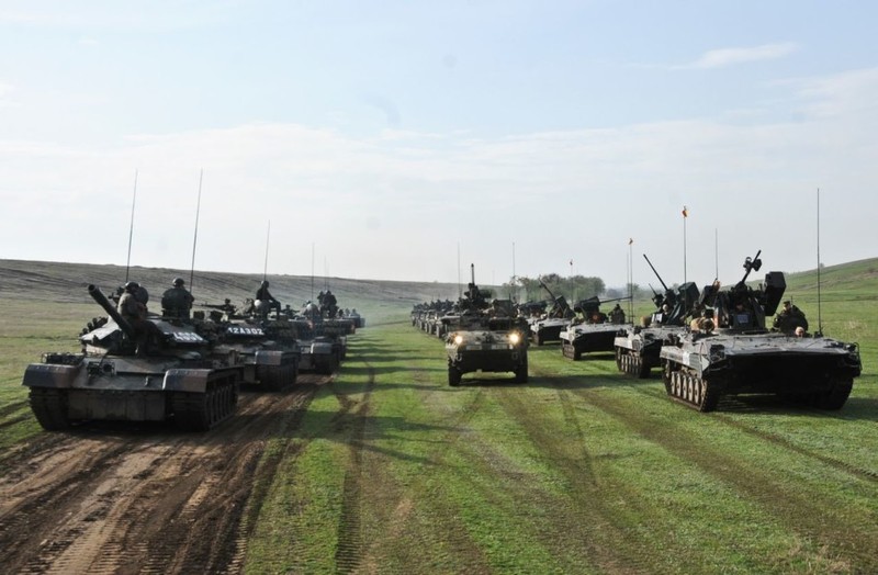 Xe tang, may bay NATO na dan am am sat Ukraine-Hinh-2